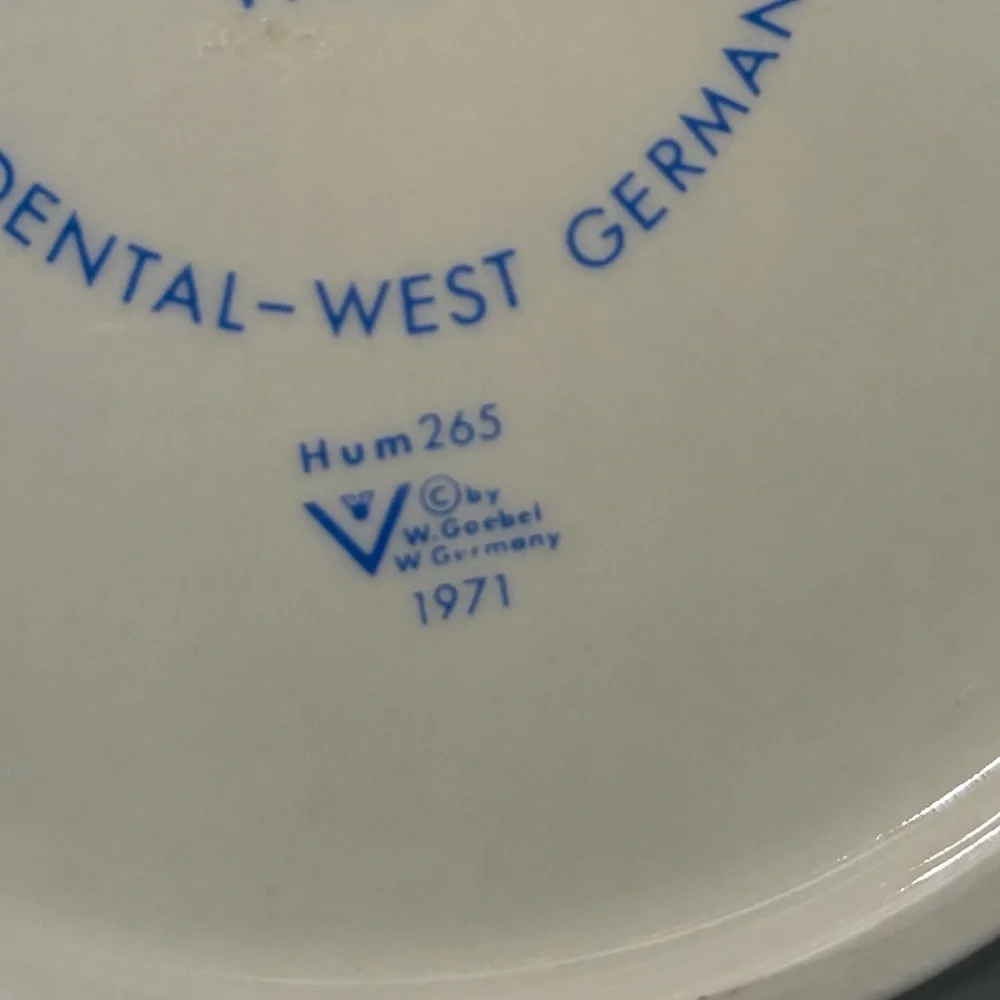 Goebel M.J. Hummel 2nd Annual Plate 1972 -#265 "Hear Ye, Hear Ye” - Picture 4 of 8